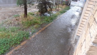 Poplavljeni trotoar u Ulici braće Majer