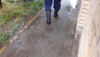 Poplavljeni trotoar u Ulici braće Majer