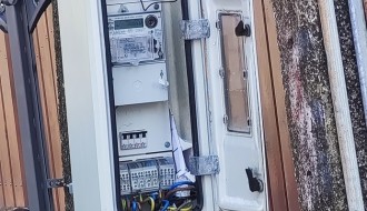 Otvorena kutija sa brojilima za struju na kraju Ulice Željka Milivojevića