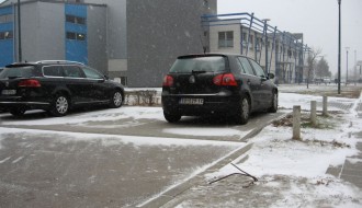 Oprez, metalni šiljci ispred bazena "Prozivka"