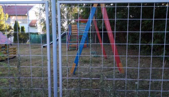 Neodržavana zelena površina na dečijem igralištu u MZ "Gat"