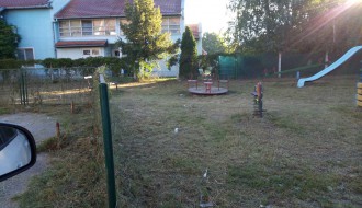 Neodržavana zelena površina na dečijem igralištu u MZ "Gat"