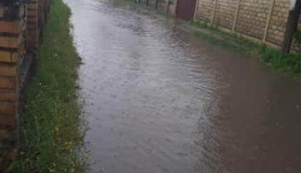 Brionska ulica poplavljena i puna rupa na drumu