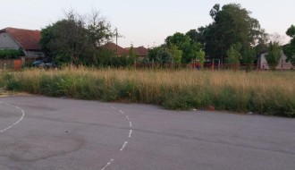 Dečje igralište u Malom Bajmoku zaraslo u travu