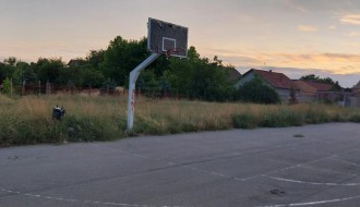 Dečje igralište u Malom Bajmoku zaraslo u travu