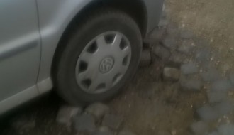 Udarna rupa na kolovozu ispred ulaza u Fidelinku