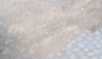 Udarna rupa na kolovozu ispred ulaza u Fidelinku