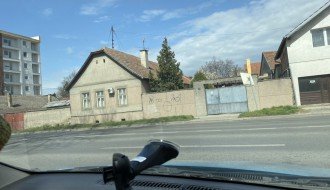 Saobracajno ogledalo na raskrsnici ulice Vladimira Gortana i Beogradskog puta