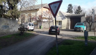 Nedostaje znak zabrane skretanja na kraju Ulice Ištvana Ivanjija