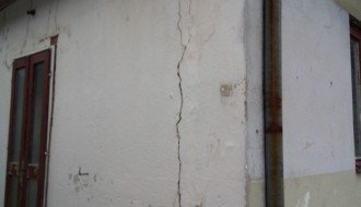 Napušteni plac pored obdaništa "Kockica" ugrožava bezbednost naše dece