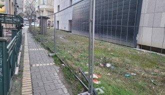 Mala deponija iza pozorišta u centru