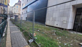 Mala deponija iza pozorišta u centru