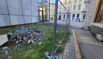 Mala deponija iza pozorišta u centru