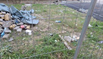 Mala deponija iza pozorišta u centru