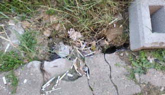 Mala deponija iza pozorišta u centru