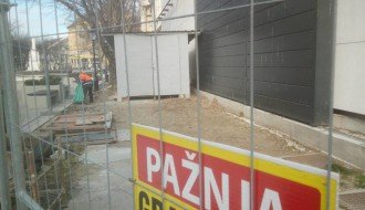 Mala deponija iza pozorišta u centru