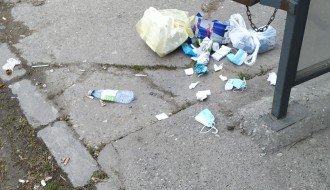 Ne prazni se kanta sa smećem na autobuskom stajalištu u Bajmoku