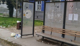 Ne prazni se kanta sa smećem na autobuskom stajalištu u Bajmoku