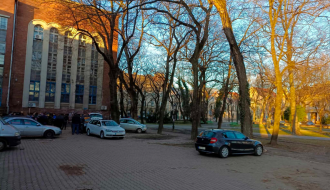 Parkirani automobili u parku Rajha Ferenca