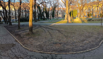 Parkirani automobili u parku Rajha Ferenca