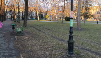 Parkirani automobili u parku Rajha Ferenca