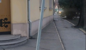 Iskrivljen saobraćajni znak u Ulici Save Šumanovića
