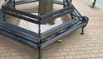 Polomljena klupa u ulici Dimitrija Tucovića