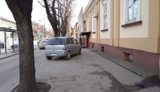 Bahato parkiranje pred bioskopa Lifka