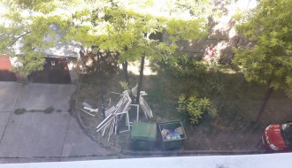 Bacanje kabastog smeća oko kontejnera iza zgrade u Kumičićevoj ulici