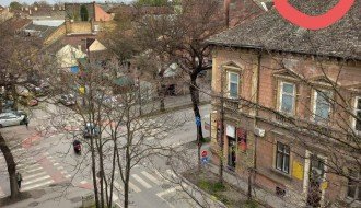 Loš krov u centru grada (ugао Vase Stajića i Đure Đakovića)