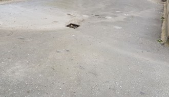 Plato ispred porodilišta neuredan i potencijalno zarazan