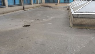 Plato ispred porodilišta neuredan i potencijalno zarazan