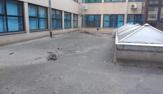 Plato ispred porodilišta neuredan i potencijalno zarazan