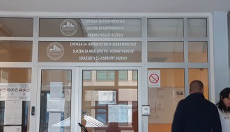 Plato ispred porodilišta neuredan i potencijalno zarazan