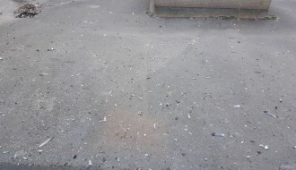 Plato ispred porodilišta neuredan i potencijalno zarazan