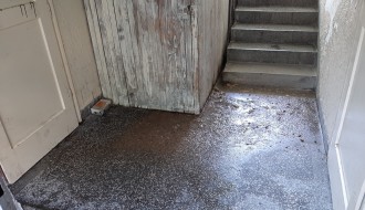 Zgrada pliva u fekalijama, niko neće da se prihvati rešavanja problema