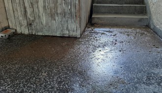 Zgrada pliva u fekalijama, niko neće da se prihvati rešavanja problema