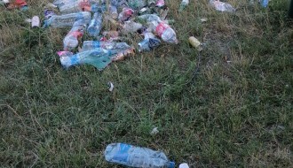 Smeće u parku u Bikovu