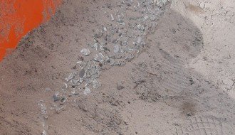 Dosuti pesak u bazen na igralištu kod Maksija u centru