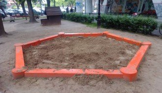 Dosuti pesak u bazen na igralištu kod Maksija u centru