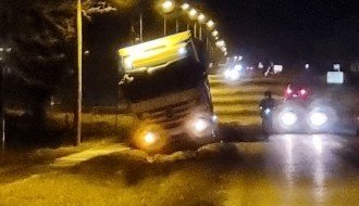 Nedostatak upozorenja na suženje puta u ulici Franje Kluza