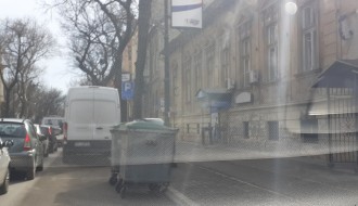 Kontejneri ostavljeni na parking mestima (Đure Đakovića)