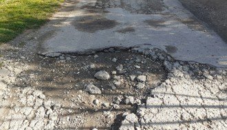 Opasne rupe na putu u ulici Jug Bogdana