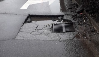 Udarna rupa oko rešetke za odvod vode (Ulica Maksima Gorkog)