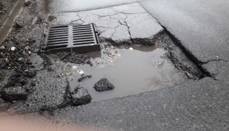 Udarna rupa oko rešetke za odvod vode (Ulica Maksima Gorkog)