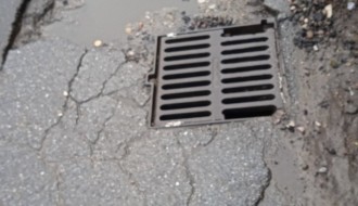 Udarna rupa oko rešetke za odvod vode (Ulica Maksima Gorkog)