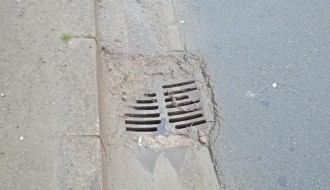 Udarna rupa oko rešetke za odvod vode (Ulica Maksima Gorkog)