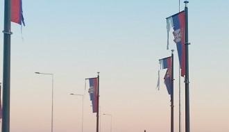 Pocepane državne zastave na kružnom toku na Kelebiji