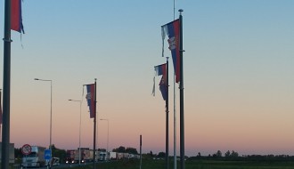 Pocepane državne zastave na kružnom toku na Kelebiji