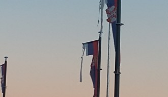 Pocepane državne zastave na kružnom toku na Kelebiji